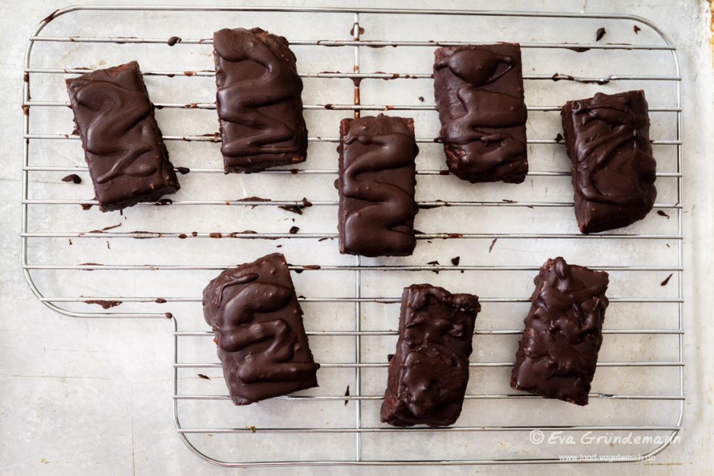 Rohköstliche Schokoriegel mit Kokos | Food Vegetarisch by Eva Gründemann