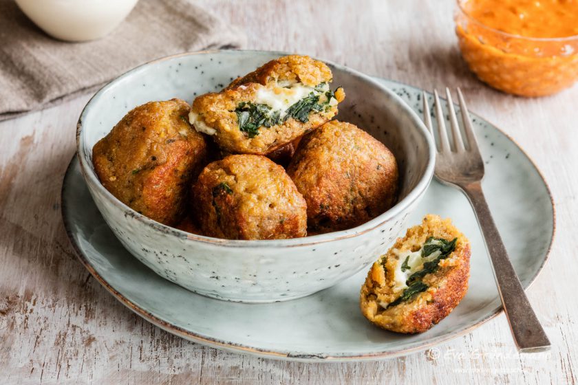 Gefüllte Spinatbällchen mit Tomatensoße
