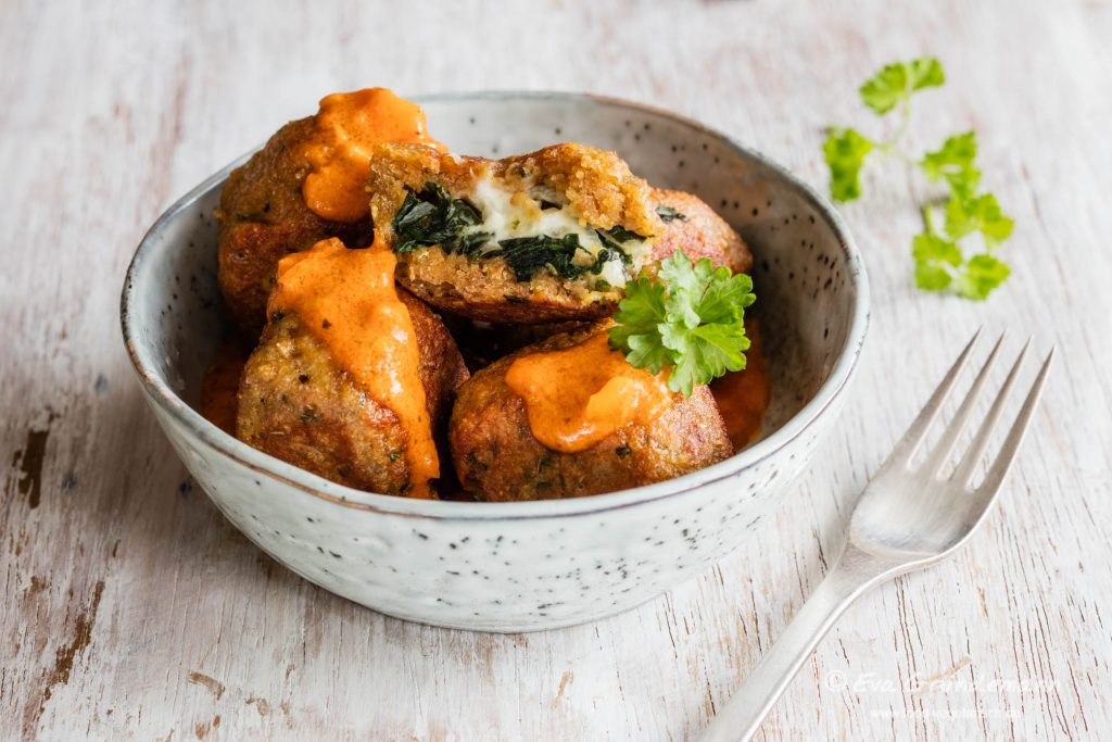 Gefüllte Spinatbällchen mit Tomatensoße | Food Vegetarisch